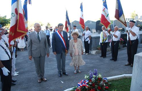 Dépôt de gerbe au cimetière par Alain Trillat, Jean-Sébastien Vialatte et Viviane Audricourt.