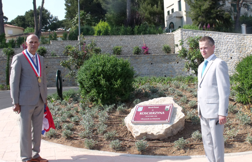 Ferdinand Bernhard et Marcin Modrzejewski devant la plaque du rond-point de Koscierzyna.