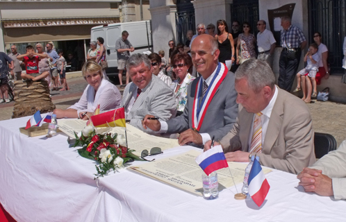 Signature de l'acte de jumelage.