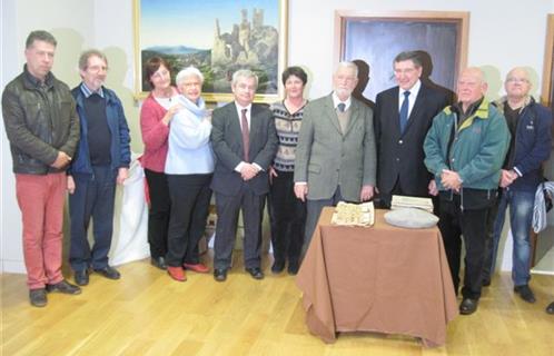 De gauche à droite, Didier Martina-Fieschi, du Centre Archéologique du Var, des membres de la famille Layet, Annick Buisson-Etienne, adjointe à la culture, Me André 
Layet, Robert Bénéventi, Claude Pagèze, propriétaire du château féodal et René Gramondi, président du Groupe de Recherches Patrimoniales d’Ollioules.