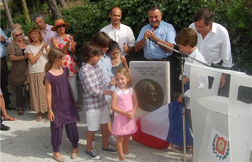 Les plus jeunes descendants de Paul Ricard ont dévoilé la stèle dédiée à leur arrière-grand-père