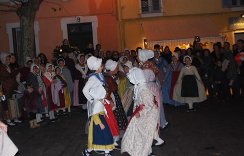 La Coustiero Flourido et l'Oulivelo rassemblés pour le Passo Carriero.