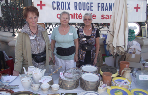 La délégation de Sanary de la Croix-Rouge française accueille le public soit du côté du Verger soit à son Vesti boutique pour la vente des vêtements à prix réduits. Ici au milieu la présidente avec sa vice-présidente et une membre active.