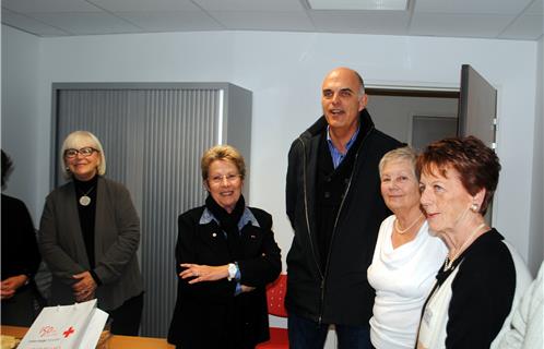Le Maire entouré de Simone Long (à g.) présidente territoriale de la Croix Rouge et de Huguette Valada, responsable de l'antenne de Sanary