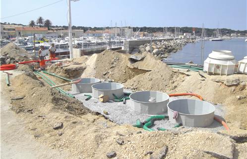 La cuve remplie d'eau et sanglée est tout d'abord enfouie dans le sable...