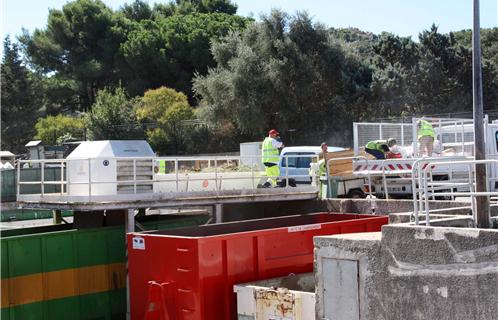 Les gilets Véolia flottent désormais sur la déchetterie.