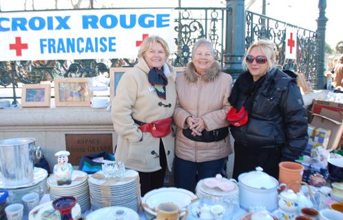 Les bénévoles de la délégation sanaryenne de la Croix Rouge lors de la brocante caritative de dimanche dernier.