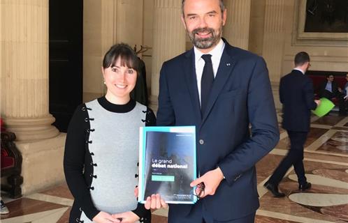 La députée Emilie Guerel remet les préconisations du Grand Débat au Premier ministre, Edouard Philippe.