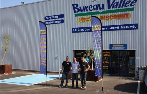 Olivier, Gilles le père et Benoît devant la façade de « Bureau Vallée » qui se trouve après le garage Opel.