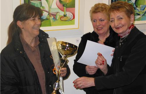 De gauche à droite, Brigitte Dumont, 1er prix de la ville de Six-Fours, Eliane Castells-Puget, présidente de l'association "Reflets d'Art", Danièle Cayol, déléguée au patrimoine.