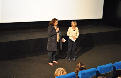 Dominique Ducasse (à gauche) et Mireille Vercellino lors de leurs discours pour présenter le film.