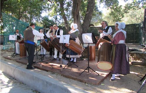 L'ensemble les tambourinaïres de Magali ont fêté leur 90ème anniversaire à Faveyrolles