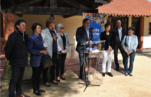 Jean-Sébastien Vialatte lors de son discours d'explication sur l'organisation de la fête des voisins. Il est accompagné des élus : Thierry Mas Saint-Guiral, Fabiola Casagrande, Nadine Espinasse, Christiane Giordano, Delphine Quin et Joseph Mulé (de gauche à droite).