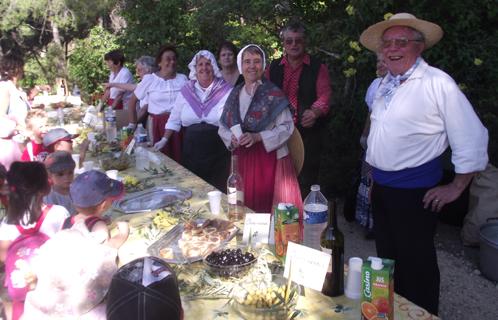 L'an dernier la fête du Nom au Jardin des Oliviers, ici les principaux protagonistes associatifs avec le Cercle de San Nari et la Coustiero Flourido.