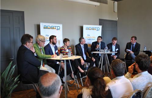 L'ensemble des participants, institutionnels et dirigeants d'entreprises, lors de la table ronde.