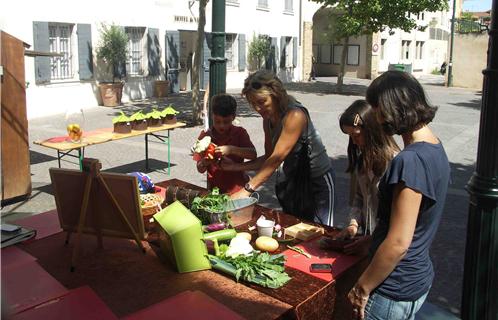 Apprendre à manger des fruits... c'est une véritable éducation.