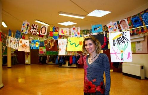 Mélanie Ravat, directrice de l'école Maternelle Frederic Mistral, présente les dessins de sa Grande Lessive