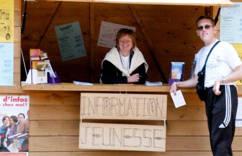 Stand du BIJ (Bureau Information Jeunesse) au bois de la Coudoulière lors de la Fête de la Jeunesse.