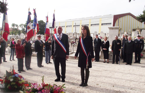 Jean Brondi et Patricia Aubert ont déposé une gerbe au nom de la municipalité.