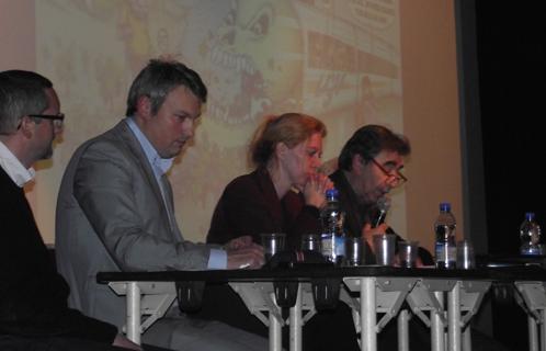 Le collectif Stop LGV Sanary a tenu une réunion d'information au Théâtre Galli lundi soir. Au micro le président Michel Lieutaud.