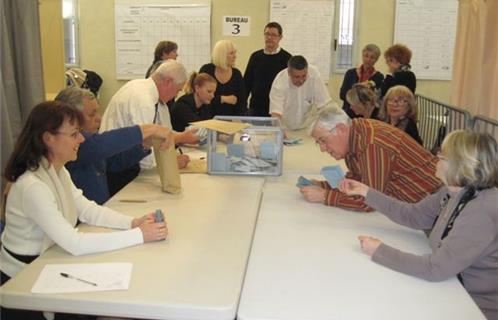 Pendant le dépouillement des bulletins de vote.