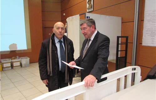 Robert Bénéventi, Maire d'Ollioules, aux côtés de Michel Thuilier, adjoint à la Sécurité, annonce les résultats du scrutin.