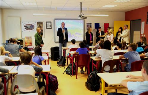 Le maire de Sanary félicite et encourage les élèves. Il est entouré du proviseur et son adjoint, des représentants de la commune et de l'éducation nationale.