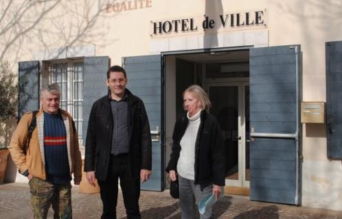 Jean-Louis Annibal, Erik Tamburi et Hélène Cesmat devant la mairie