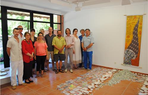 Les artistes avec Dominique Ducasse aux côtés d'une installation de Vincent kempenaers