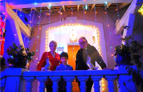 Claudette et Bernard avec leur petit fils Louca