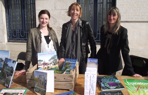 Devant le parvis de l'hôtel de ville, l'accueil était souriant avec une agent de la médiathèque, l'élue S.de Maria et la directrice A.Céris.