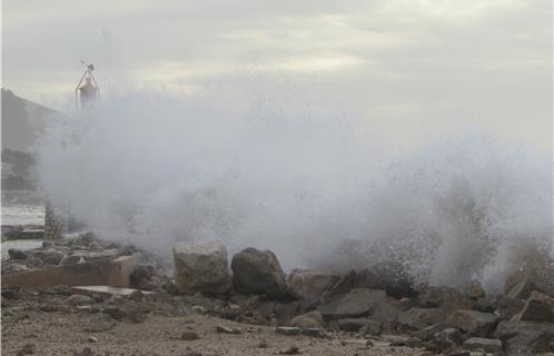 La violence des vagues a été telle qu'elles ont submergé le phare à l'entrée du port de Sanary...