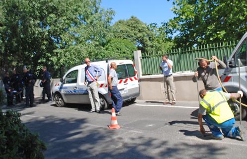 Au niveau du site dit de Péchiney, coupure d'eau par les agents de la société des eaux de marseille, entourés du maire et de la police nationale.