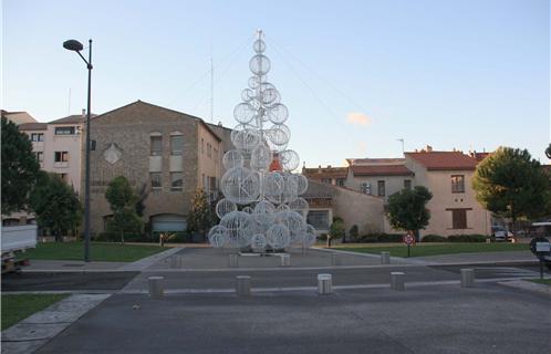 Devant la mairie, un sapin en boules.
