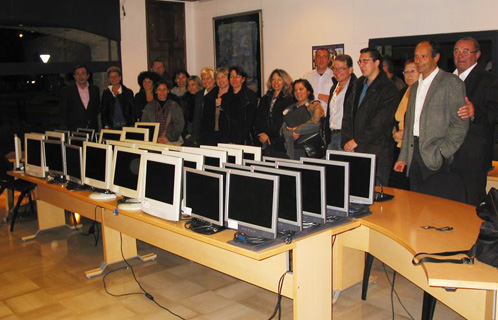 Remise d'écrans plats aux écoles en mairie de Six Fours les Plages