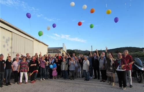 Sympathique lâcher de ballons par les riverains de la gare en présence du Maire