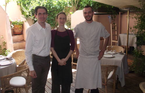 De gauche à droite, Mickaël, Marie et  Jean-Pascal, du restaurant "la p'tite cour".