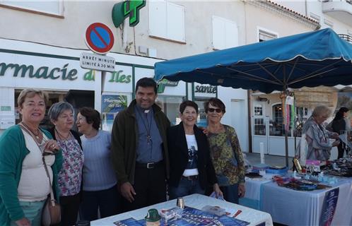 Le Père Ronicès et les paroisiennes sur le marché du Brusc