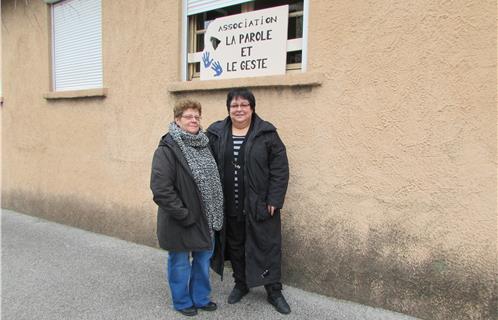 Faustine Baldassari et Hélène Aracil devant le local de l'association "La Parole et le Geste"