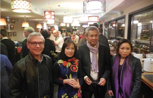Une partie du conseil d'administration de Var Vietnam Passion au restaurant Pousspouss de Six-Fours. Au centre, le président Camille Desanges et la co-fondatrice Hang Lê.