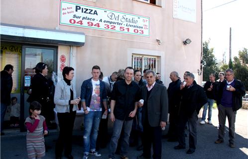 Au premier plan Franck Mari et son oncle Leonardo Pallila. Ils ont construit le four dans la plus pure tradition sicilienne.