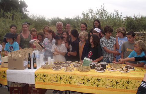 La classe de CM2 a découvert l'huile d'olive de Sanary en compagnie de Jean-Luc Granet, Chrystel Massa, E.Unal,S. de Maria et Sophie Dragon.