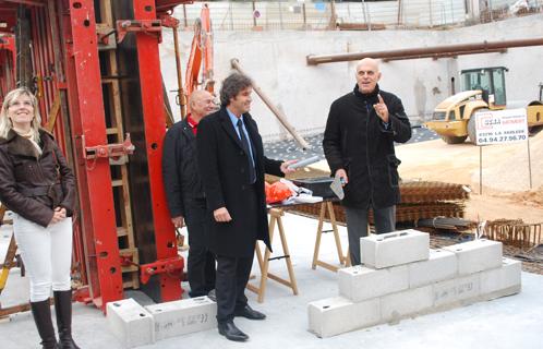 Pose de la première pierre de l'îlot des Picotières.