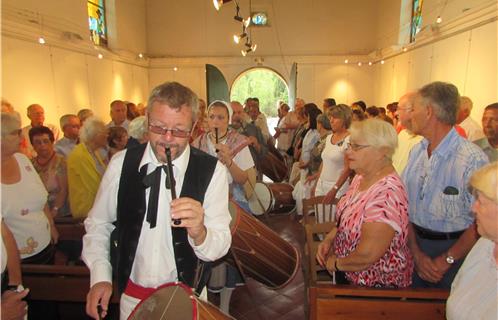 Entrée des tambourinaires dans la chapelle de Faveyrolles