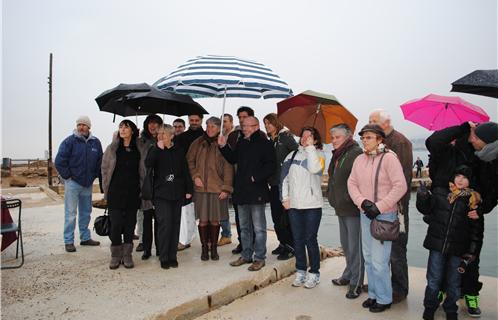 Conférence de presse sous une  pluie glaciale