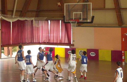 Antibes en blanc vainqueur chez les benjamins.