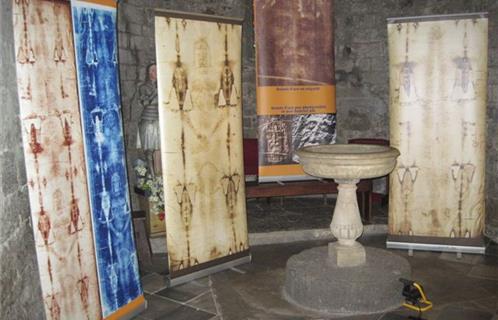 En provenance de la Basilique de Saint Maximin, la réplique du Saint Suaire de Turin est exposée depuis mercredi à l’Eglise Saint-Laurent à Ollioules avec des panneaux explicatifs.