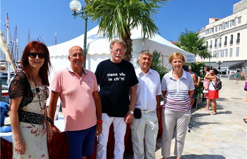 A g de Bernard Rotger (polo rose), Henri Ducatillon, Pdt de l'Amicale des Gars du Nord, et M. et Mme Descotes venus de Lorraine