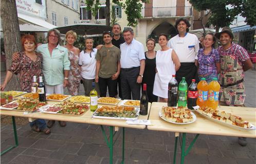 Autour du Maire, les cinq restaurateurs et l'épicier qui  ont préparé un superbe buffet pour inaugurer la rue Branly en zone piétonne