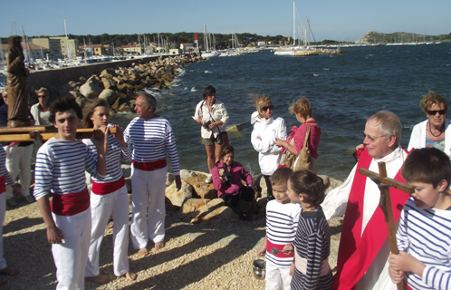 Bénédiction par le père Peter pour la Fête de la Saint-Pierre.